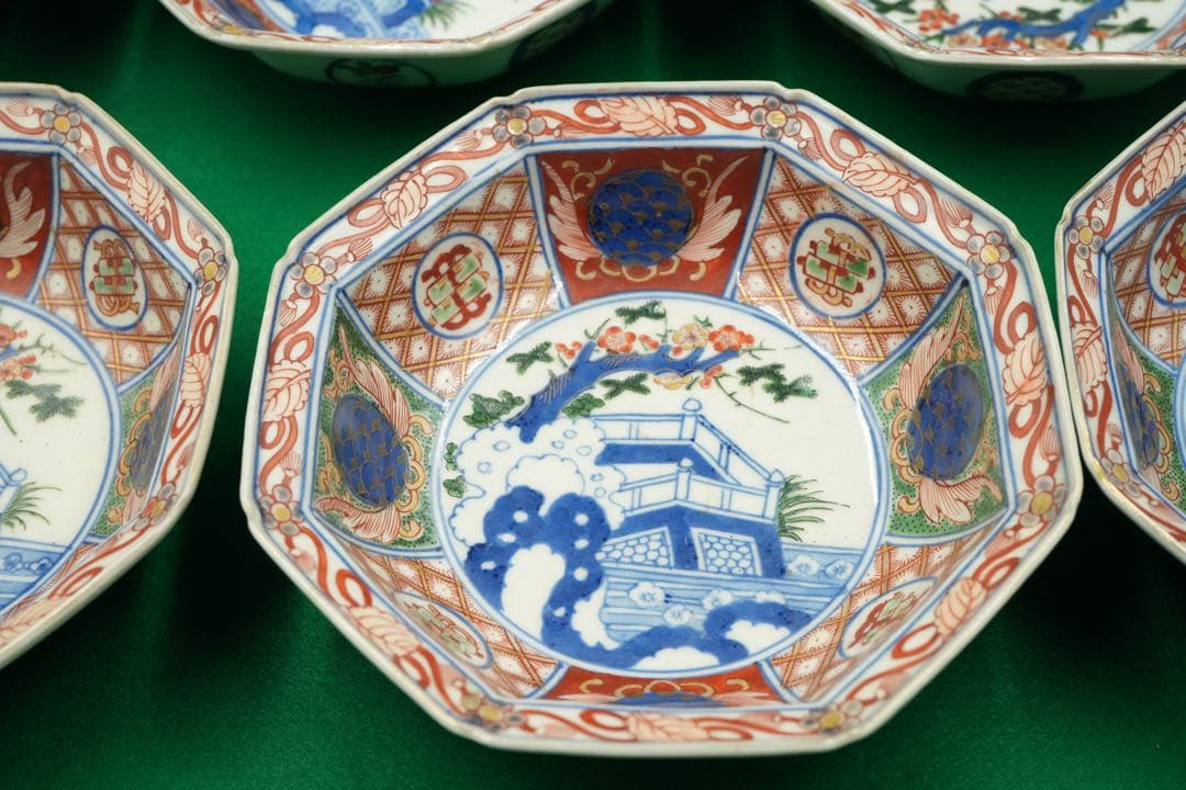 1，大聖寺伊万里１０客　赤絵金彩　八角中皿　大明萬暦年製　磁貫入　丸紋巻物　波図