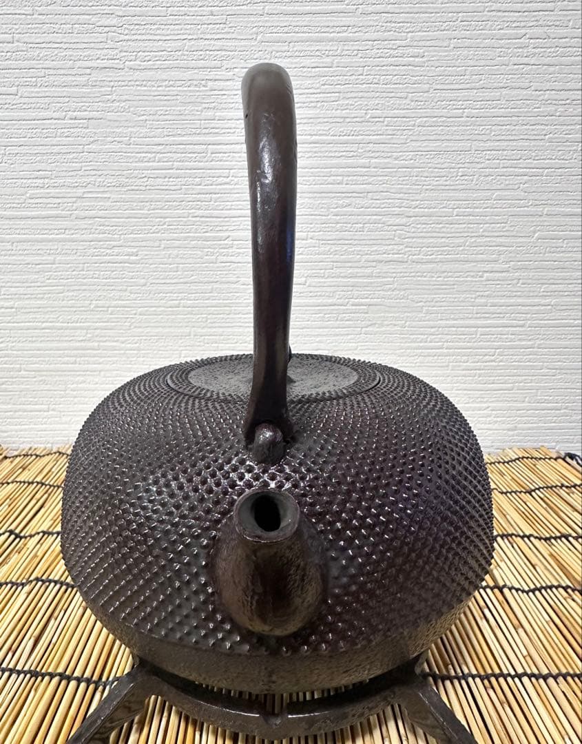 未使用品、供箱付　南部喜州 (及川 喜徳)造　鍛治打袋鉉　１８型　南部鉄瓶