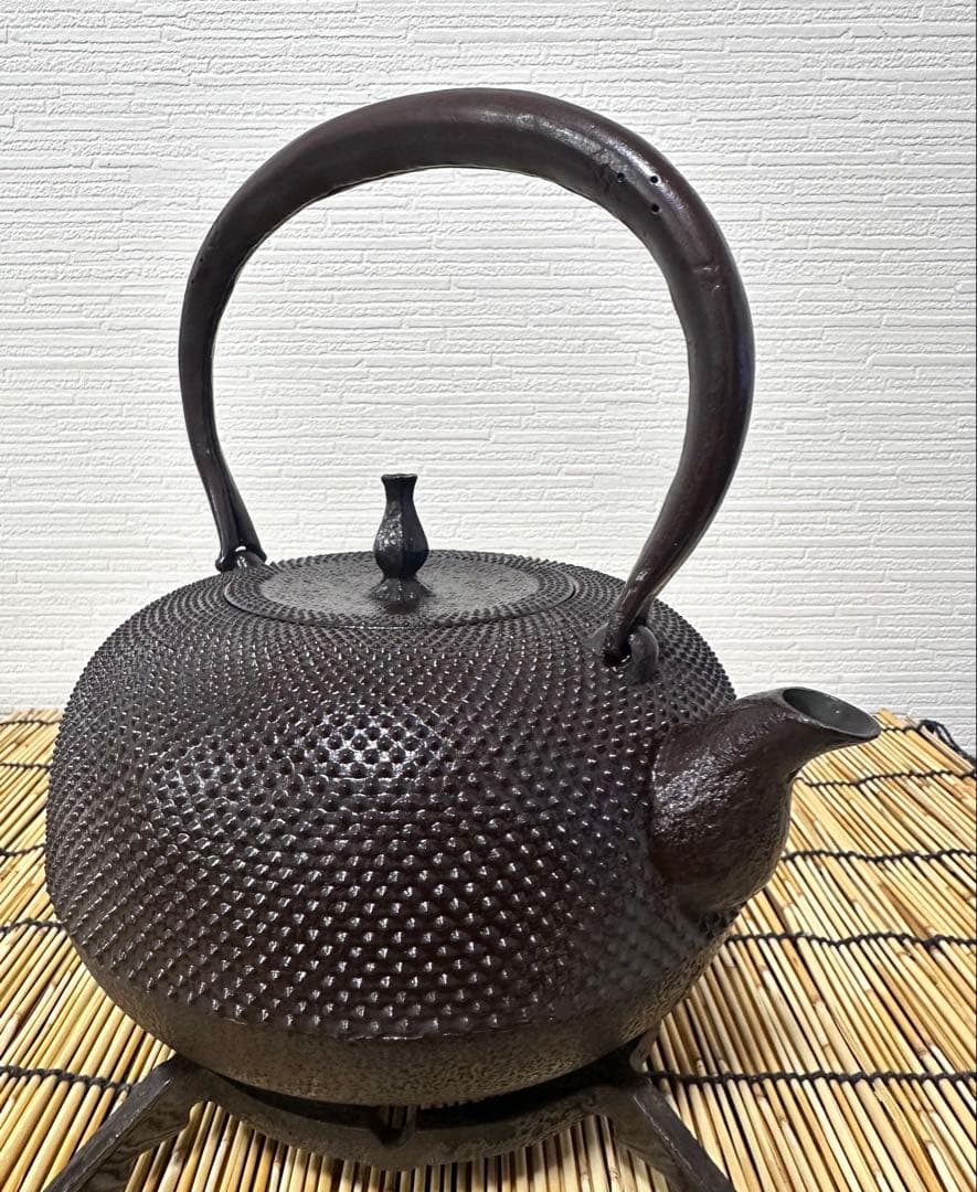 未使用品、供箱付　南部喜州 (及川 喜徳)造　鍛治打袋鉉　１８型　南部鉄瓶