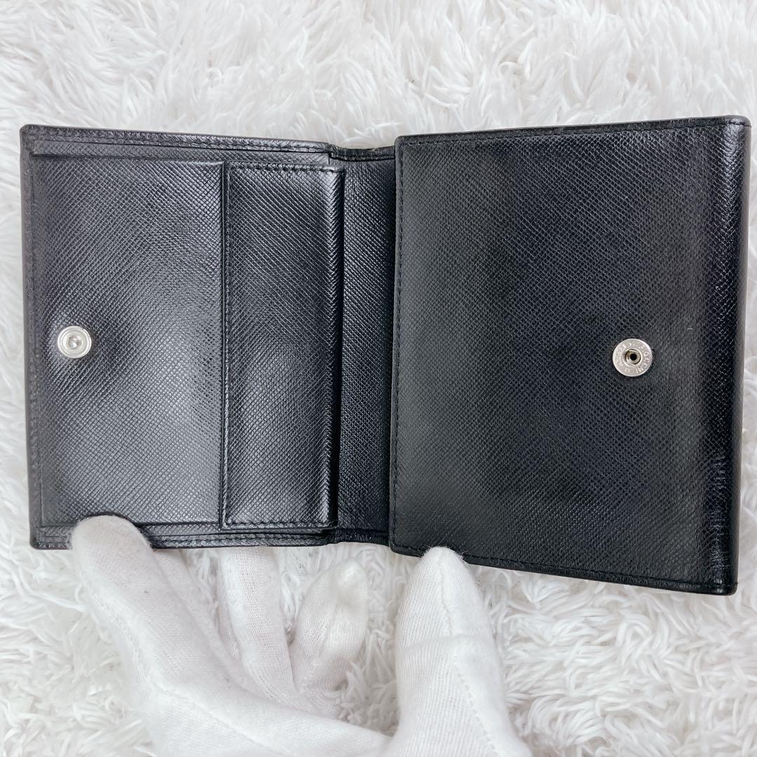プラダ 折り財布 サフィアーノレザー 三角ロゴ 三角プレート 黒