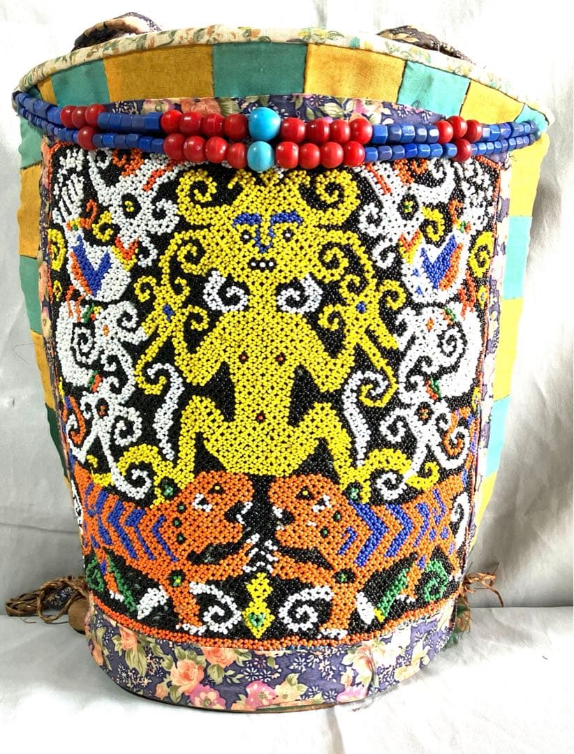 カリマンタン島ダヤック族ロタン編ビーズ飾り付き赤ちゃん背負籠　　　　　　貴重