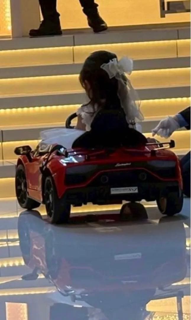 ［値下］電動ラジコンカー　ランボルギーニ　アヴェンタドール　赤