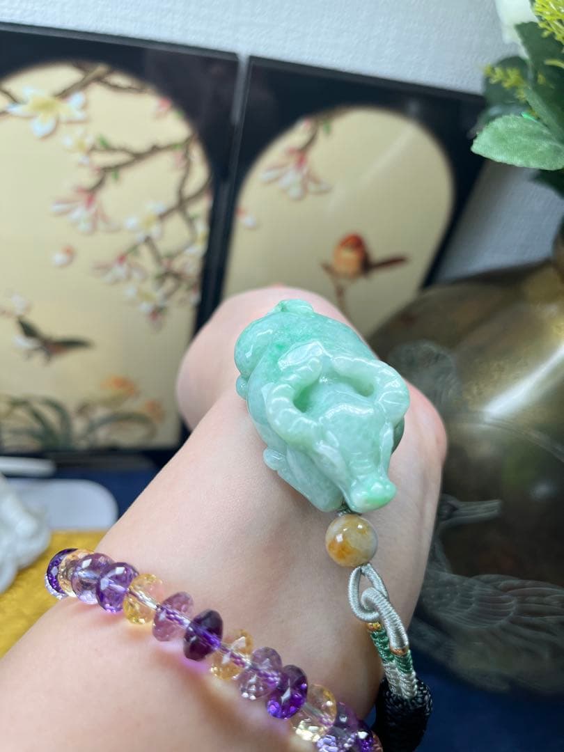 デカい❣️天然本翡翠　健康、やる気満々、濃い目満陽緑翡翠の丑牛干支　鑑定書付き