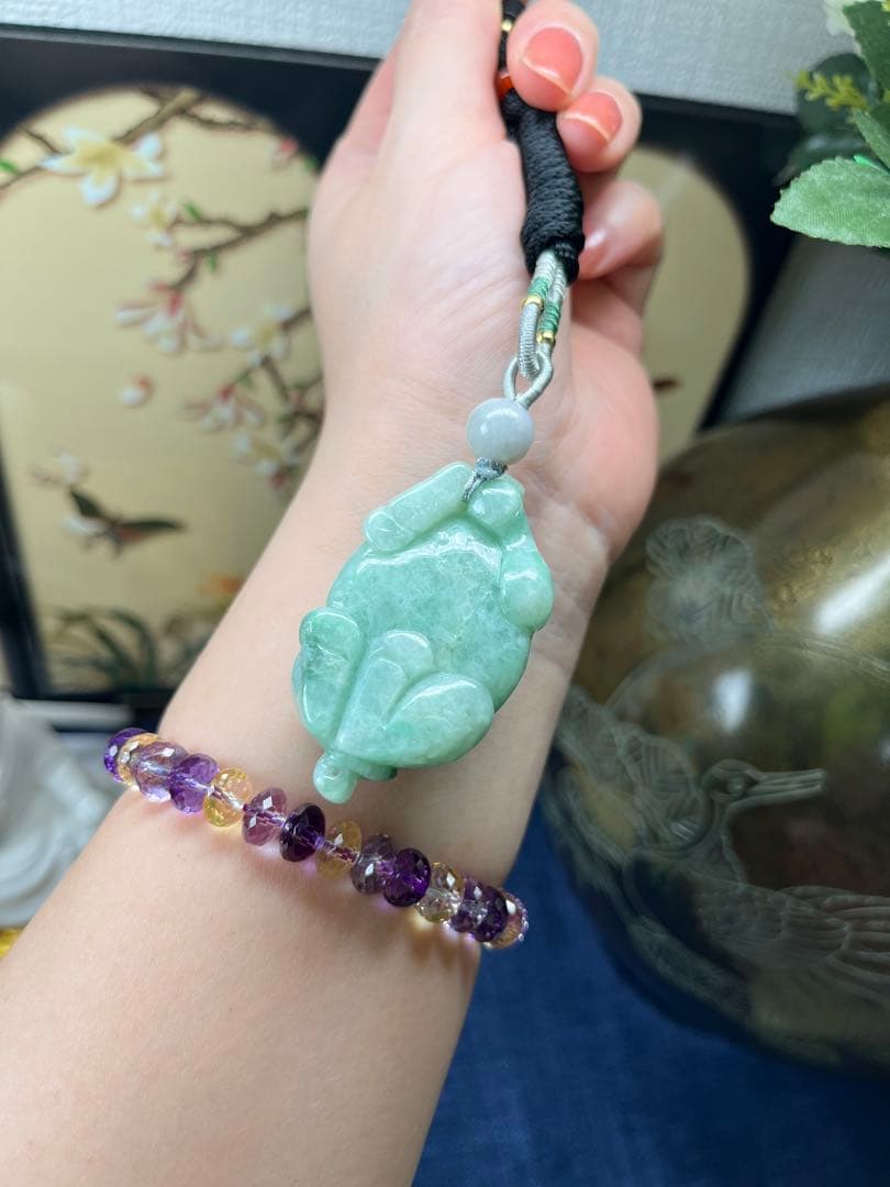 デカい❣️天然本翡翠　健康、やる気満々、濃い目満陽緑翡翠の丑牛干支　鑑定書付き