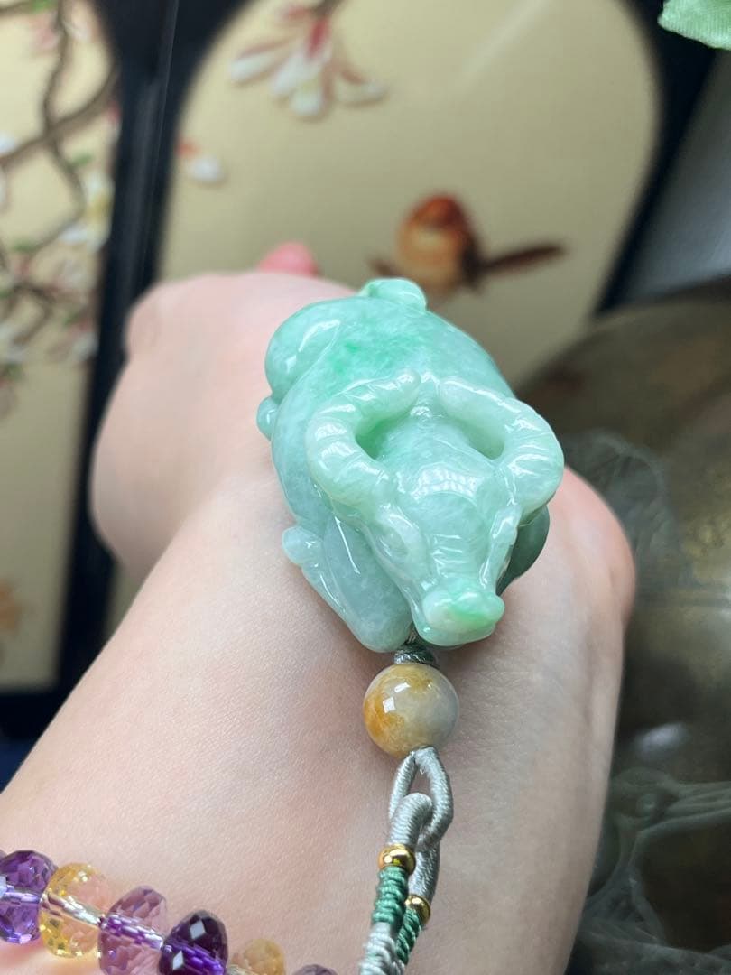 デカい❣️天然本翡翠　健康、やる気満々、濃い目満陽緑翡翠の丑牛干支　鑑定書付き