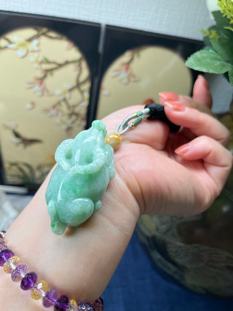 デカい❣️天然本翡翠　健康、やる気満々、濃い目満陽緑翡翠の丑牛干支　鑑定書付き