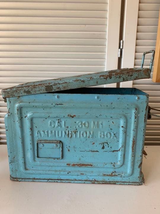 ◎ちょっと値下げ☆アンティークな小物入れ★（鉄製・缶）