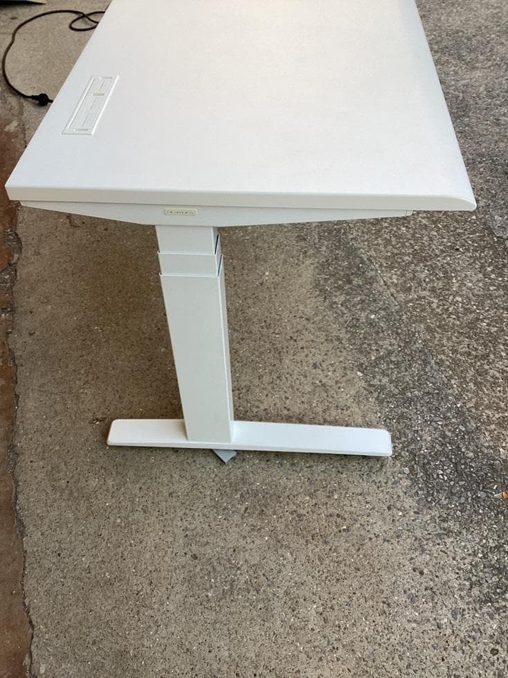 超一流国産メーカー品　定価約１８万　オカムラ　電動昇降デスク　スイフト　学習机