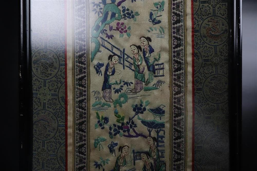 【繍】　★ 額装 庭院仕女図繍片 ★　時代物　亭台 柳樹 刺繍文様　明清織繍