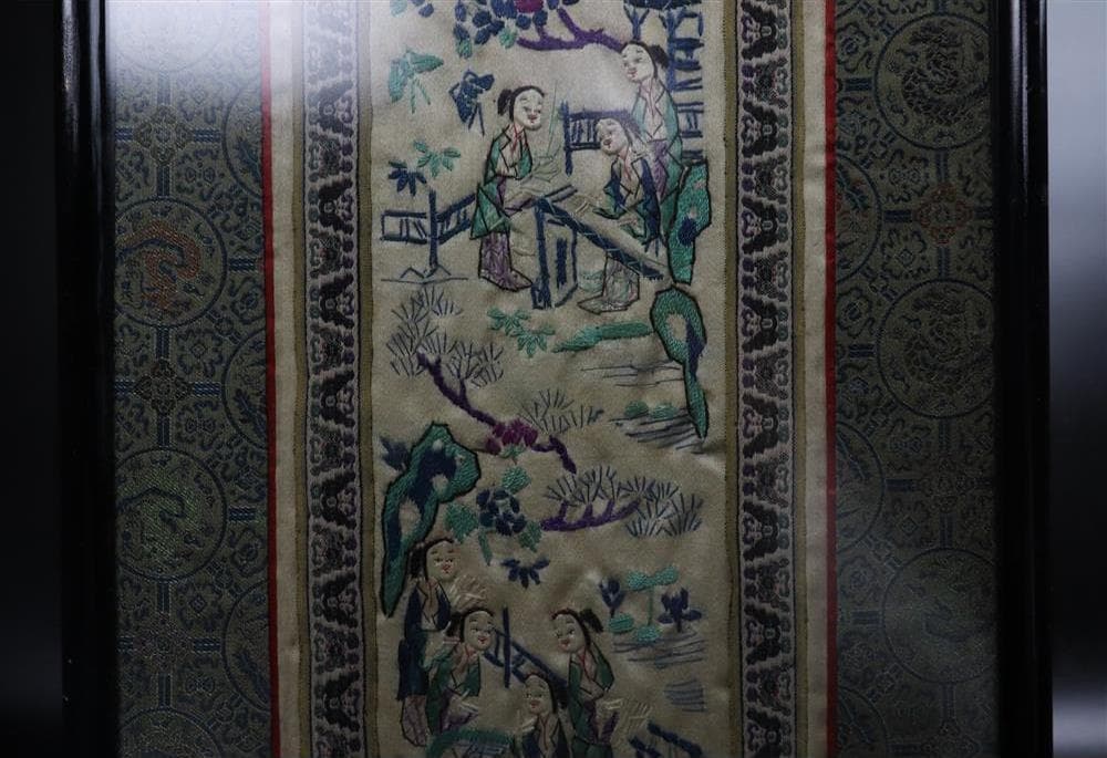 【繍】　★ 額装 庭院仕女図繍片 ★　時代物　亭台 柳樹 刺繍文様　明清織繍