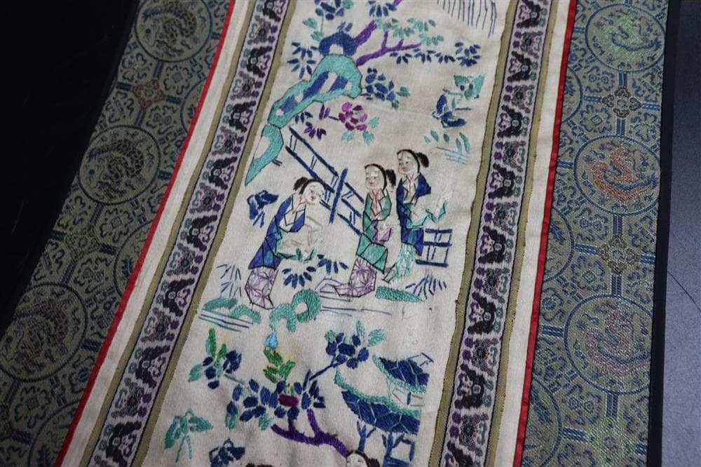 【繍】　★ 額装 庭院仕女図繍片 ★　時代物　亭台 柳樹 刺繍文様　明清織繍