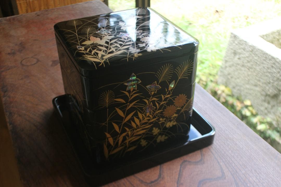 極小保管傷のみ！上質内朱黒漆に極上秋草螺鈿蒔絵の輪島塗台付三段重（検重箱お重
