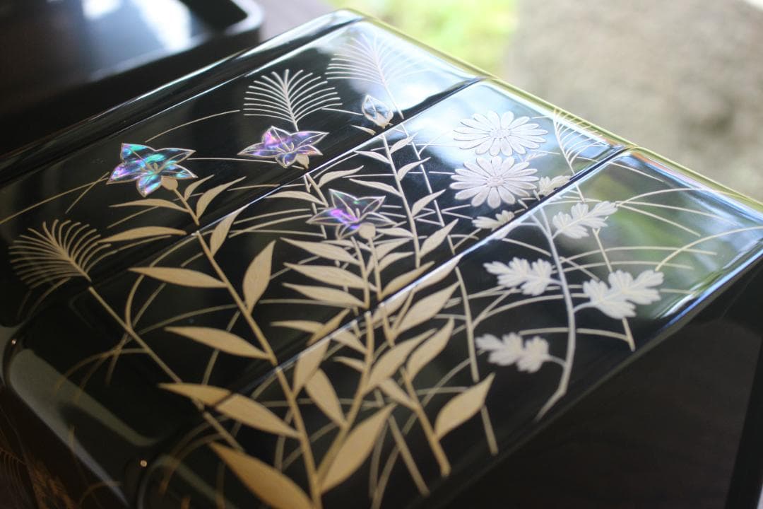 極小保管傷のみ！上質内朱黒漆に極上秋草螺鈿蒔絵の輪島塗台付三段重（検重箱お重