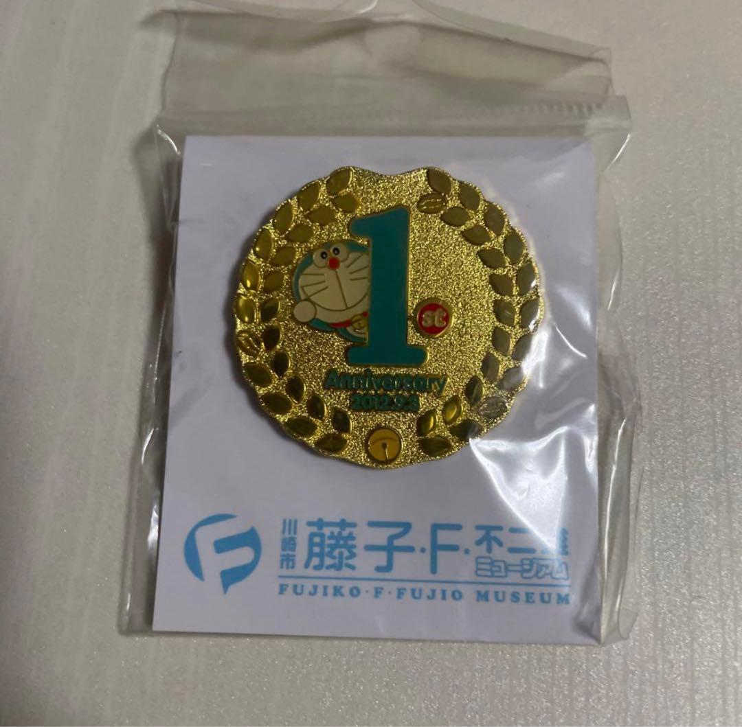 藤子・F・不二雄ミュージアム　1周年ピンバッジ　ピンズ　ドラえもん