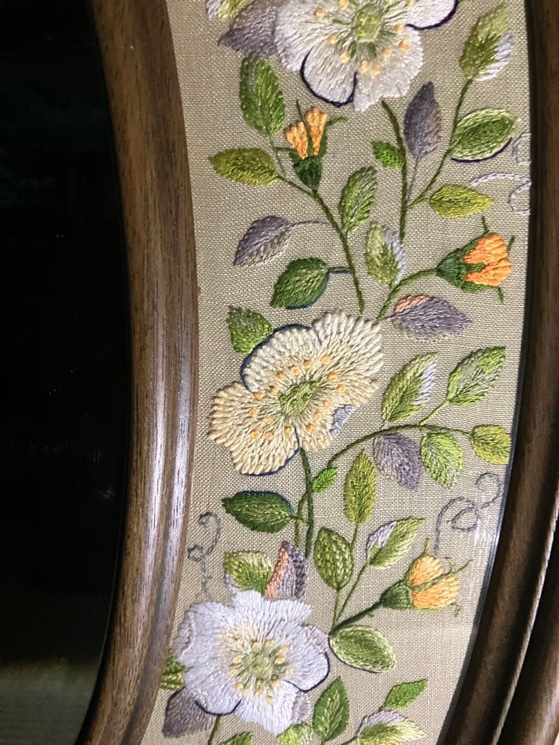 高島屋の刺繍作品展示会で20 万円で展示された丸型刺繍付き鏡