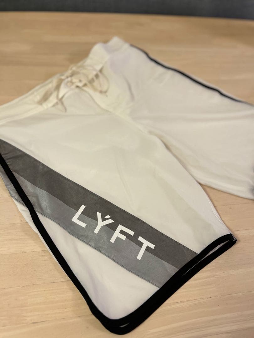 【最終価格】10/4迄。LYFT【Ｌサイズ】ステージショーツ　サーフパンツ