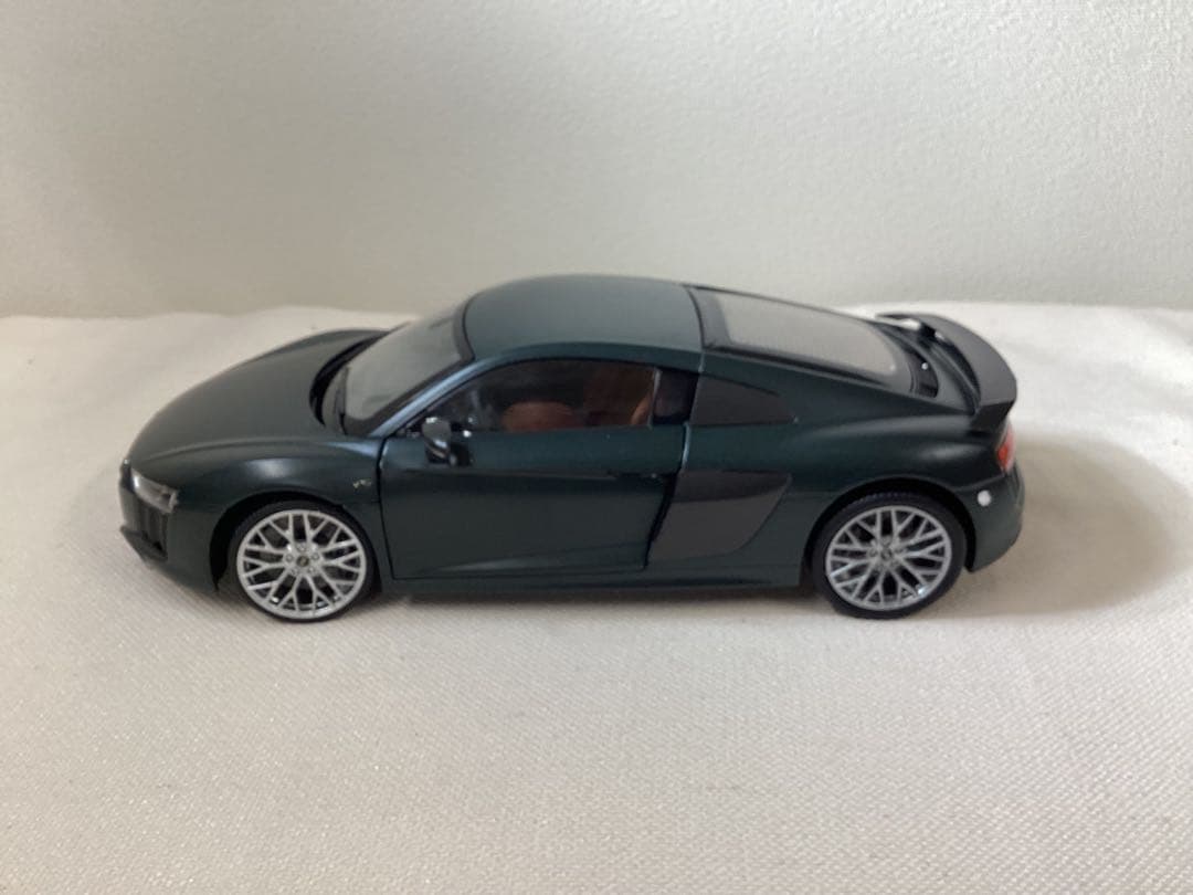 京商1/18 アウディAudi R8 V10 プラスクーペ　カモフラグリーン