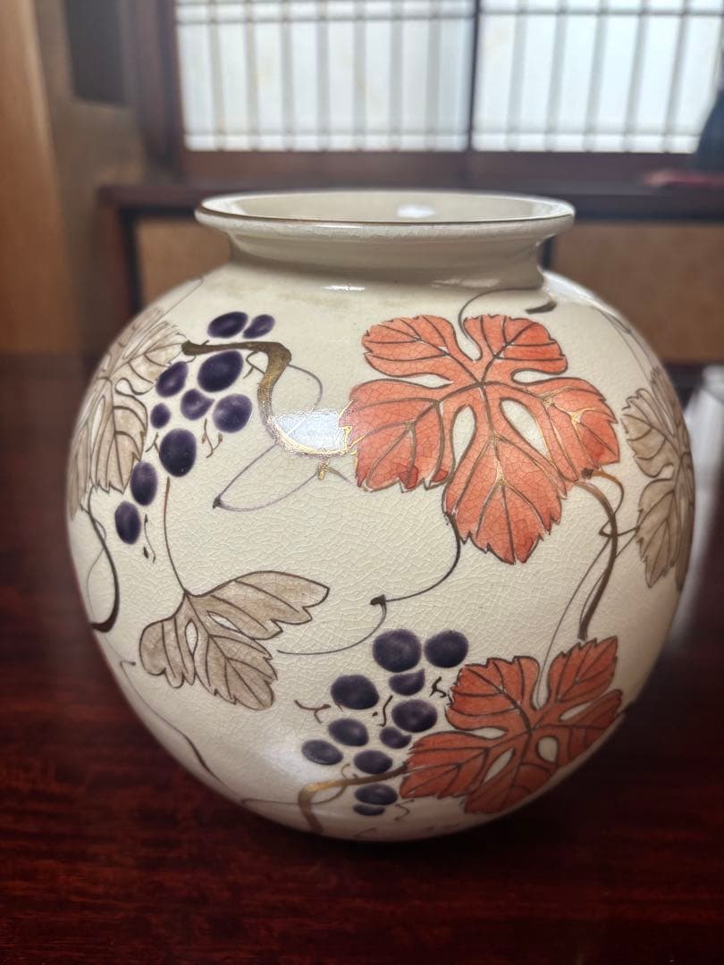 ぶどうと葉の装飾の陶器花瓶