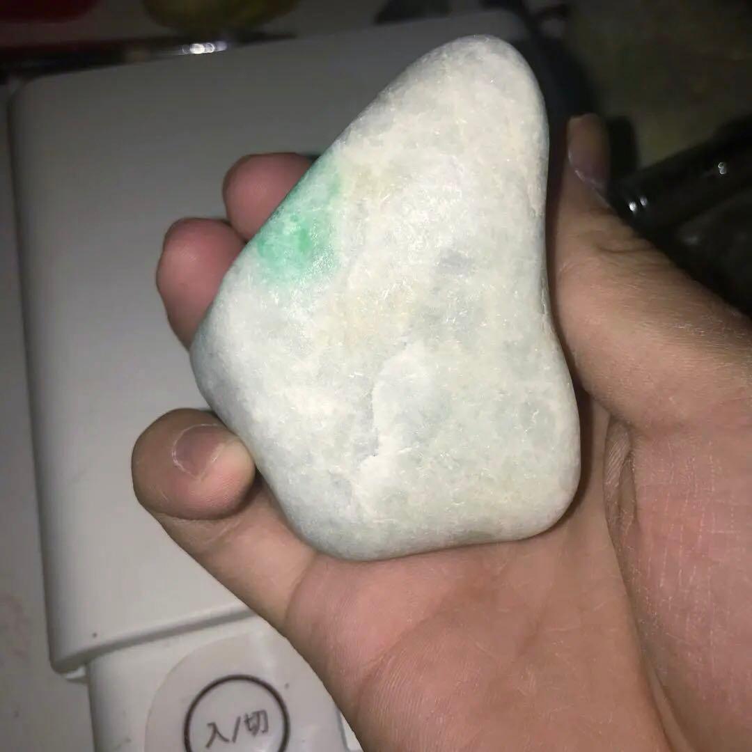 糸魚川翡翠　高透過　白アップルグリーン　大きめ　267g