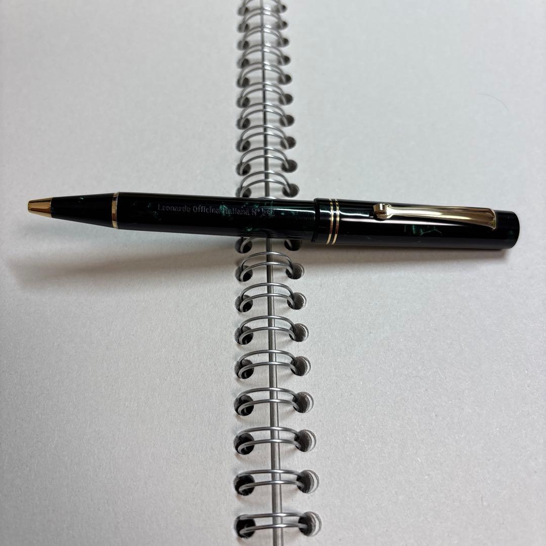 レオナルド　モーメントゼロ　マーブルグリーン