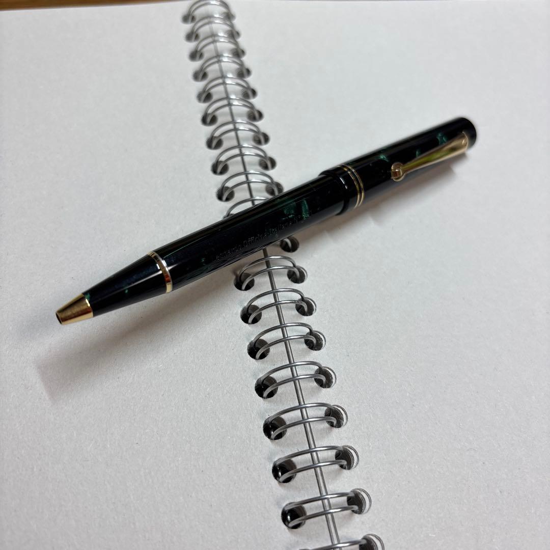 レオナルド　モーメントゼロ　マーブルグリーン