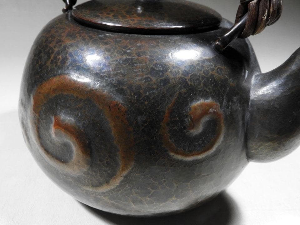 ●玉川堂 旧作 珍品逸品 渦模様 大湯沸 あけび弦手 銅器 薬缶 鎚起銅器 共箱
