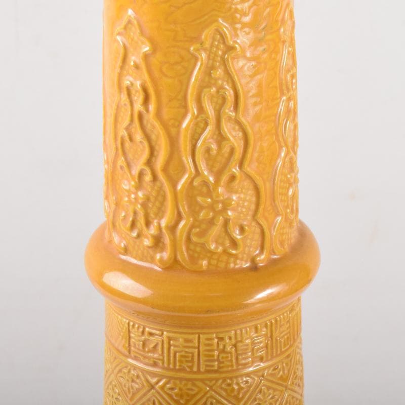 中国　黄釉　刻神獣纏枝花弁文　長顎瓶　在銘　V　7128A