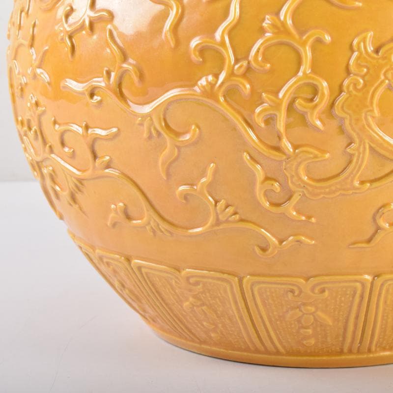 中国　黄釉　刻神獣纏枝花弁文　長顎瓶　在銘　V　7128A