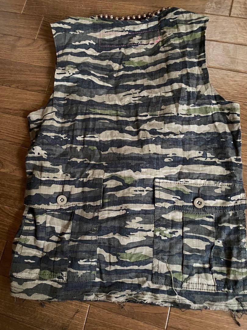 コムデギャルソン、ジュンヤワタナベマンの飾り付き迷彩柄タンクトップ