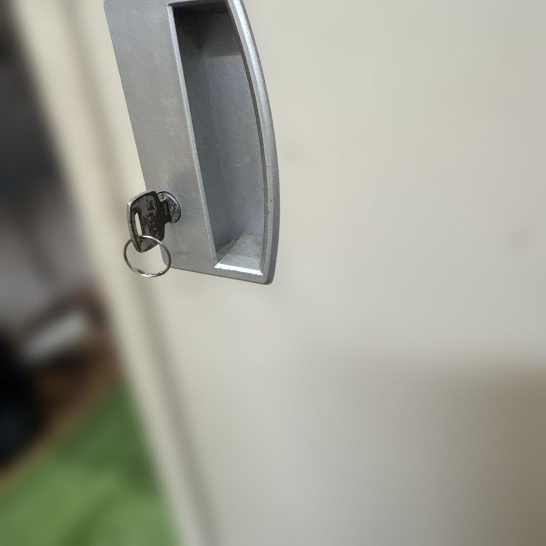 LION 鍵付きキャビネット