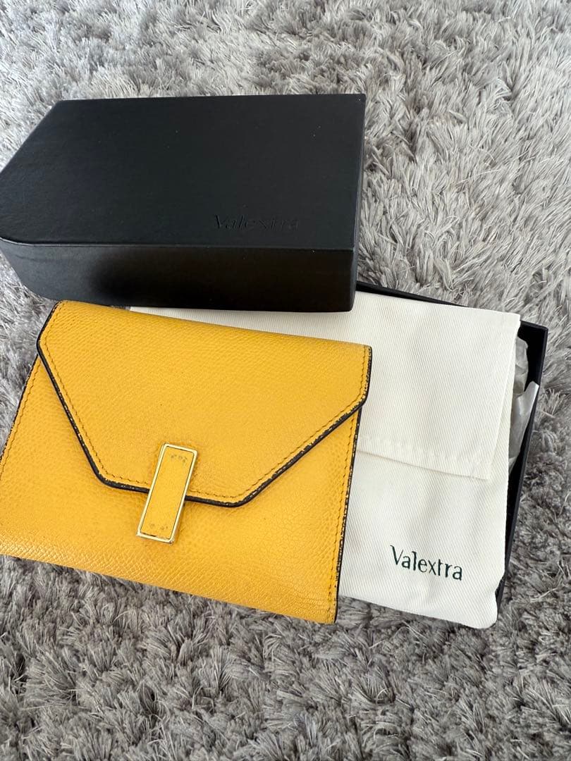 美品 ヴァレクストラ イジィデ レザー コンパクトウォレット イエロー