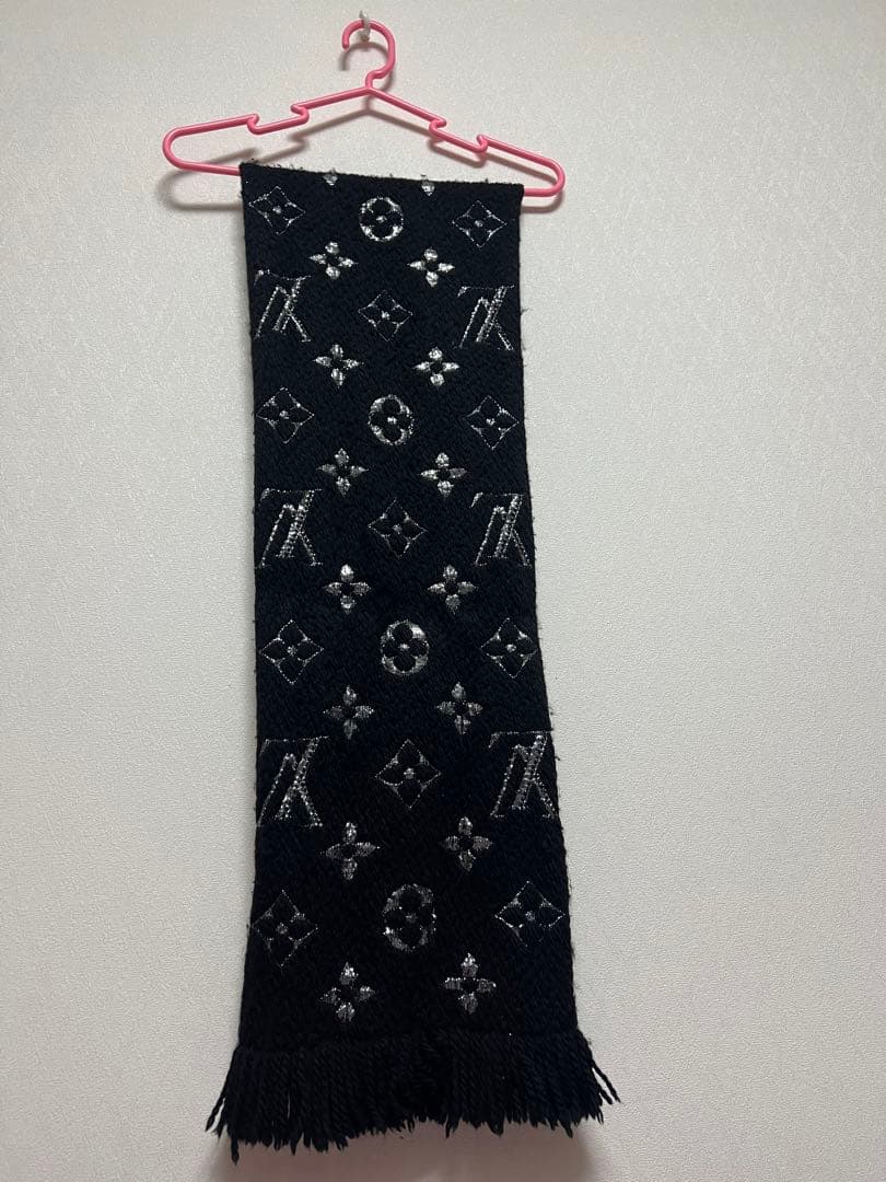 LOUIS VUITTON 黒シルバーロゴマフラー