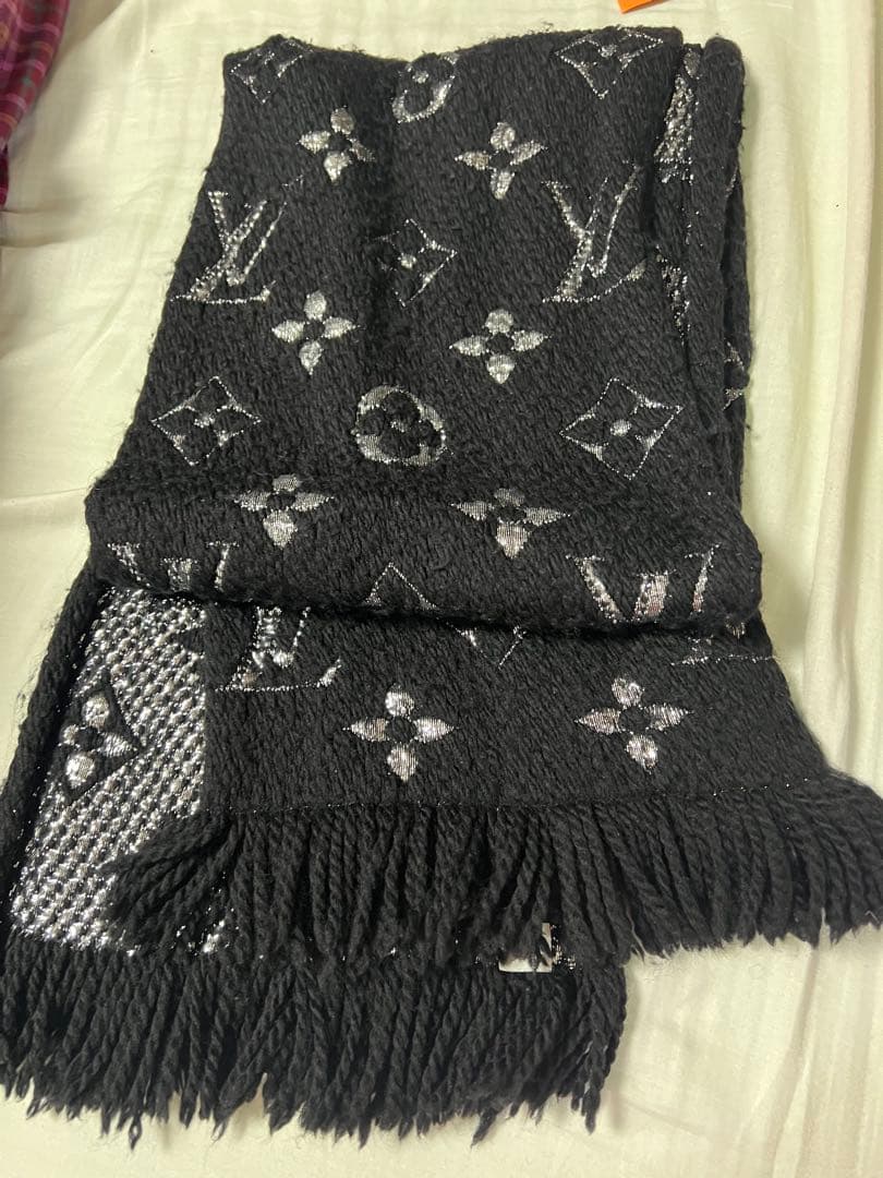 LOUIS VUITTON 黒シルバーロゴマフラー