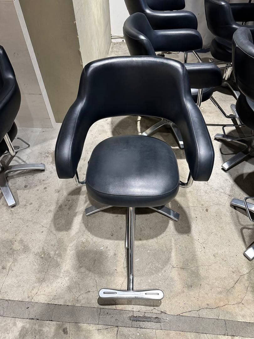 ラスト1脚タカラベルモントのスタイリングチェアMinamo ブラック 引取限定。