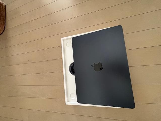 美品MacbookAir M2 2022 13” 8GB・512GBミッドナイト