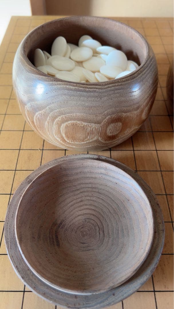 木製囲碁盤 へそ　脚付け　蛤碁石　那智黒石セット 白182 黒175