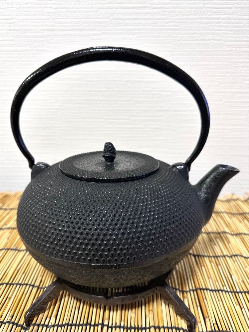 未使用品、付属品付　南部雲南堂鍋元造１５型丸平形アラレ　鉄瓶　南部鉄瓶　南部鉄器