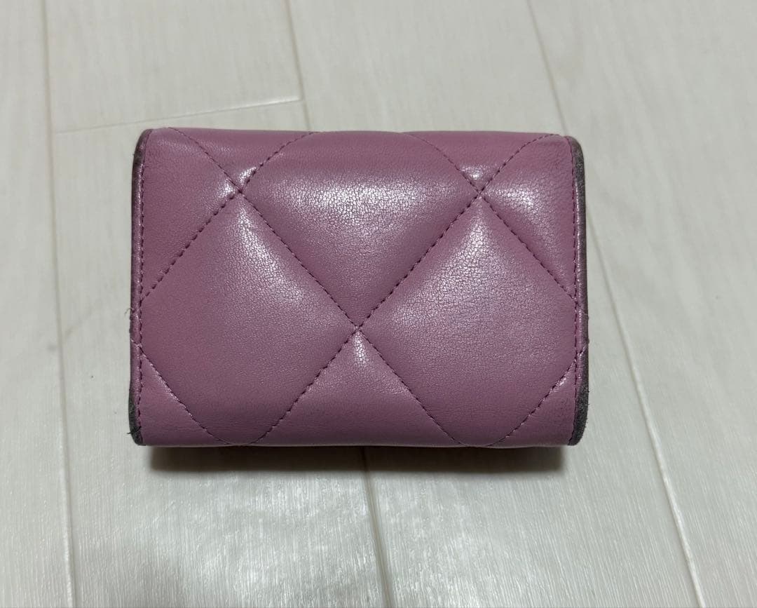 CHANEL 19 三つ折り財布 ピンク　ラムスキン
