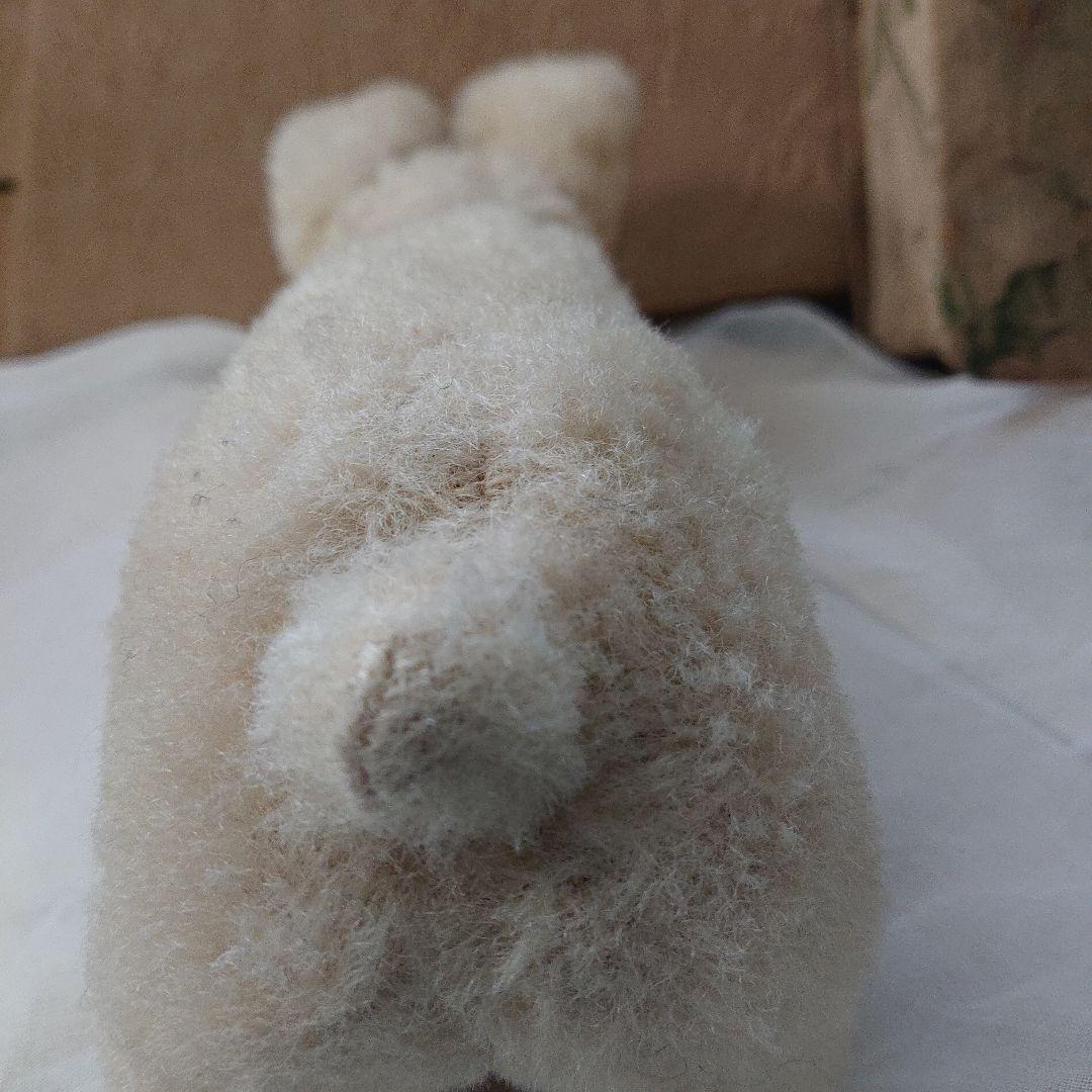グラスアイの小ぶりなウサギのぬいぐるみ