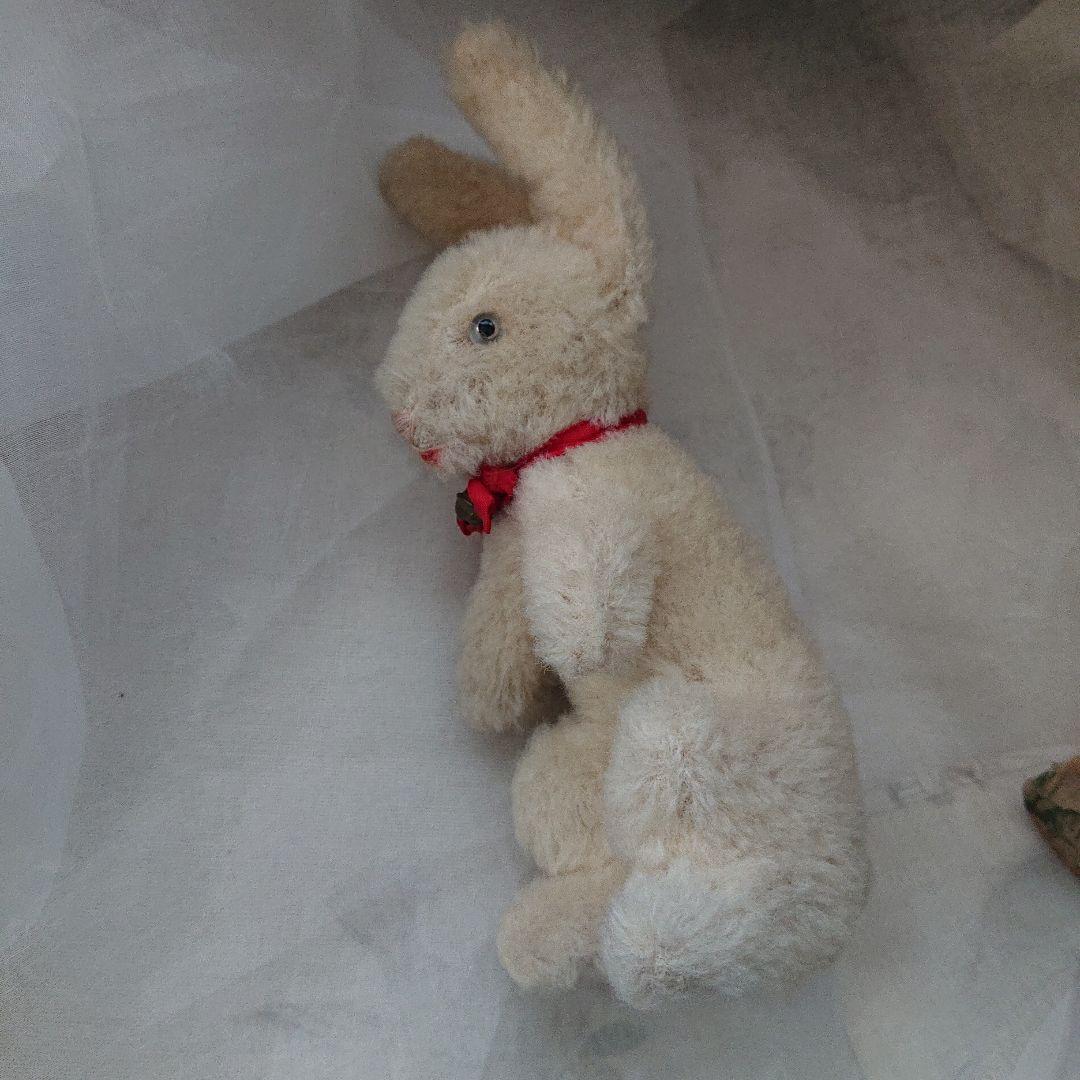 グラスアイの小ぶりなウサギのぬいぐるみ