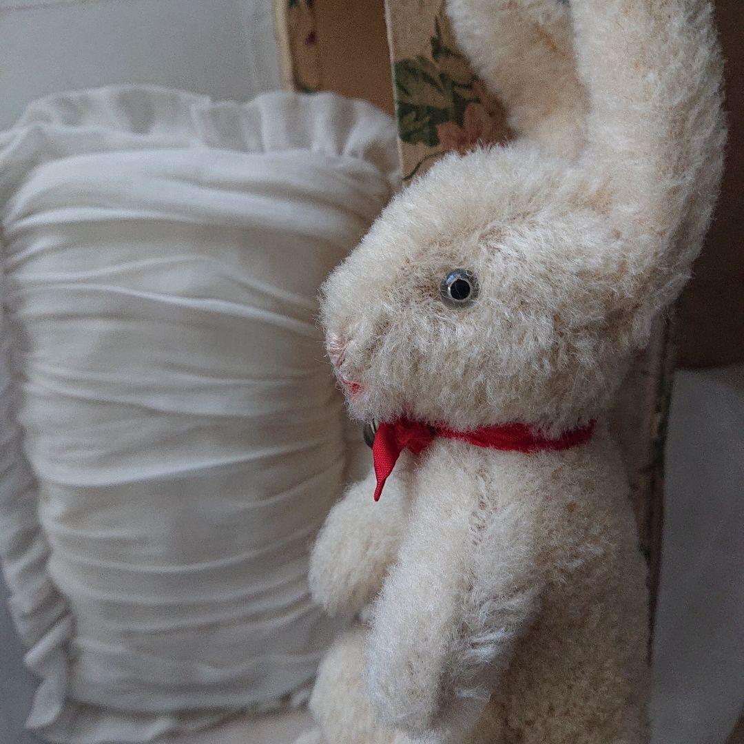 グラスアイの小ぶりなウサギのぬいぐるみ