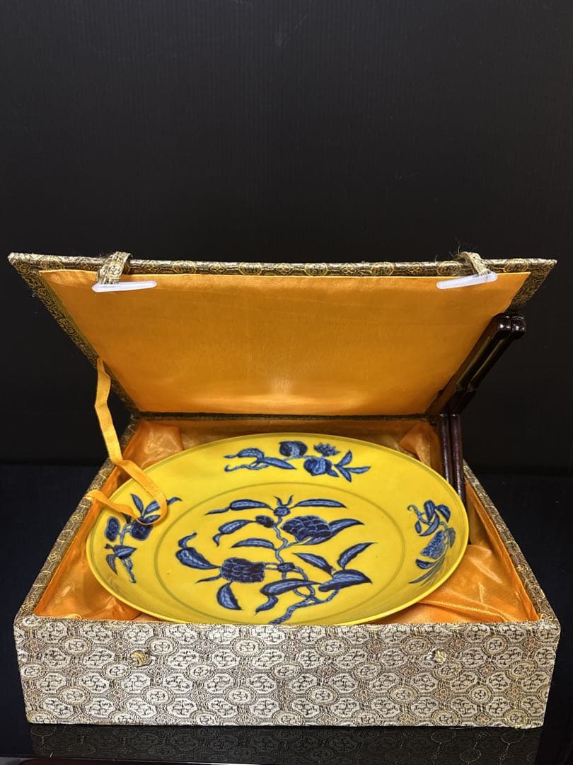 中国古玩 黄地青華折枝華紋盤 大明成化年製銘 大皿