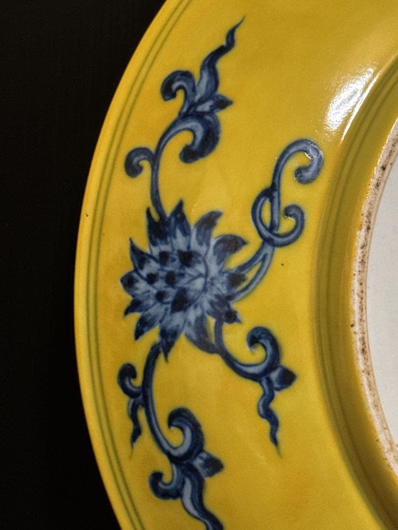 中国古玩 黄地青華折枝華紋盤 大明成化年製銘 大皿