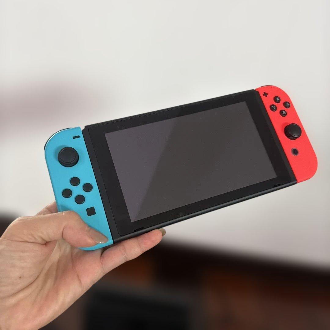 『ほぼ新品』美品Nintendo Switch 本体 青/赤 充電器付き