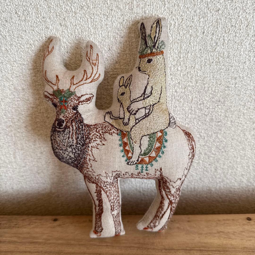 LiSA　コーラル &タスク　トナカイに乗ったウサギのぬいぐるみ