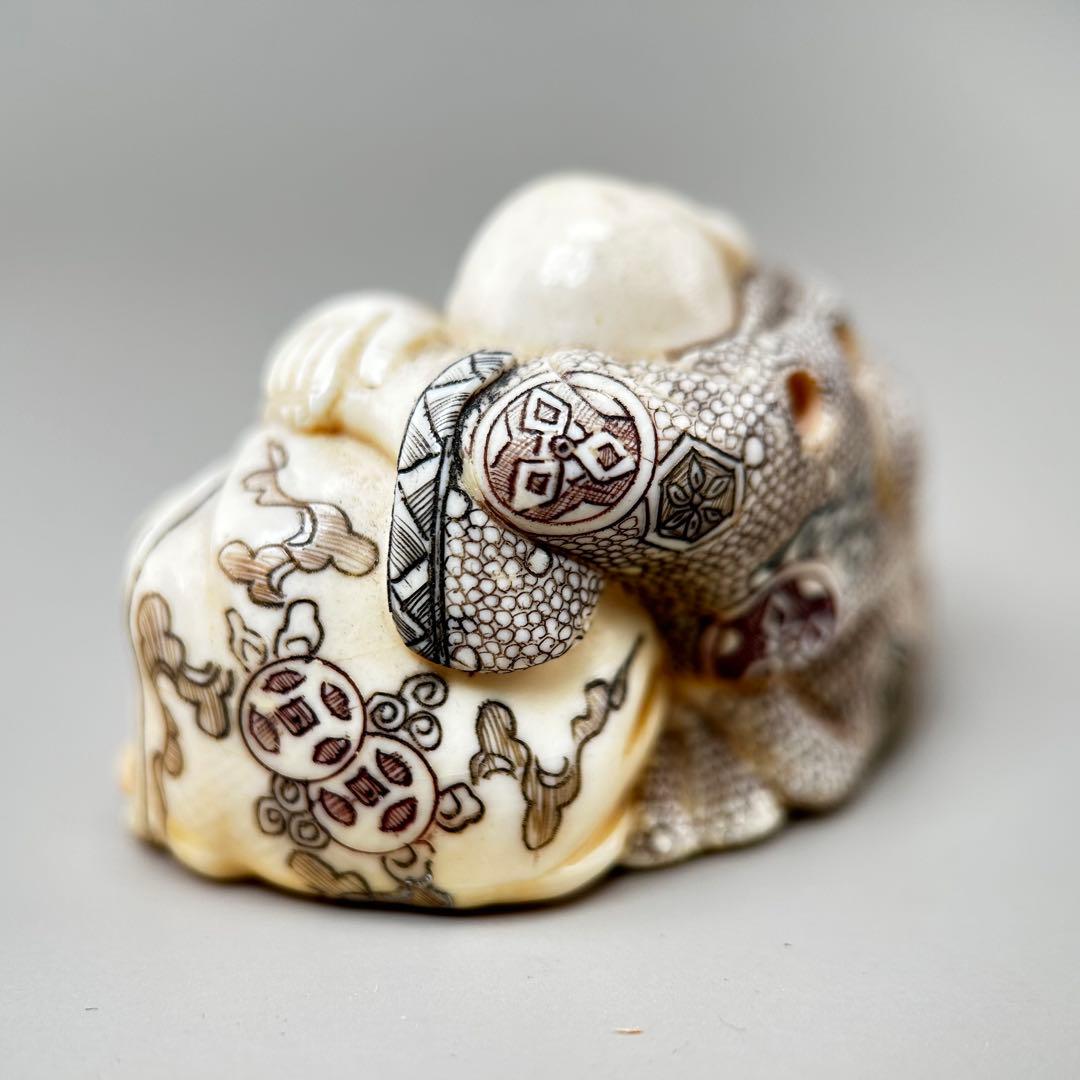 寄り添う人物の彫刻極上　根付　天然素材アンティーク骨董　飾り物古美術置物細密細工