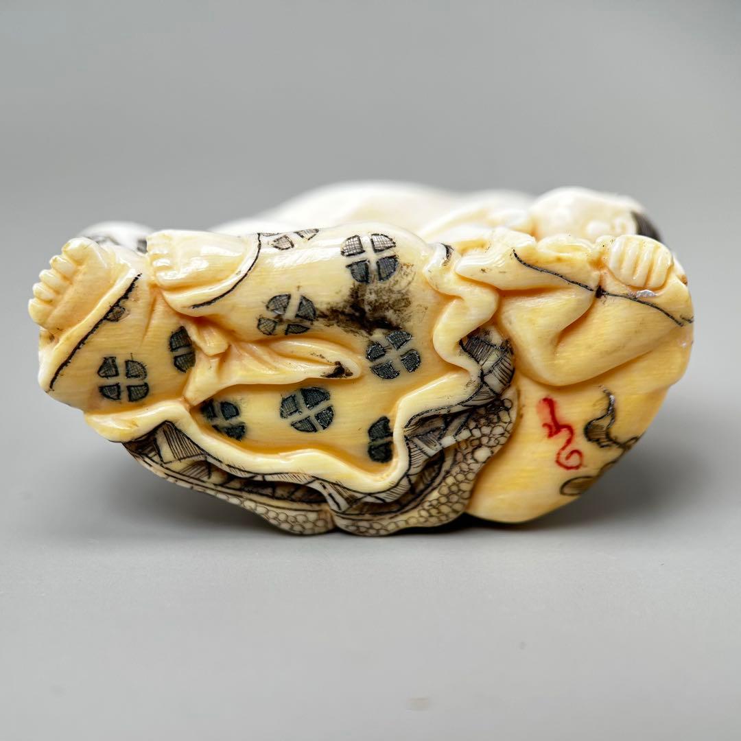 寄り添う人物の彫刻極上　根付　天然素材アンティーク骨董　飾り物古美術置物細密細工