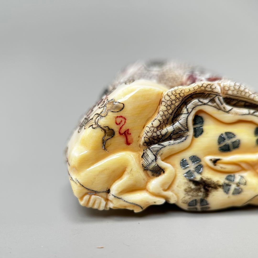 寄り添う人物の彫刻極上　根付　天然素材アンティーク骨董　飾り物古美術置物細密細工