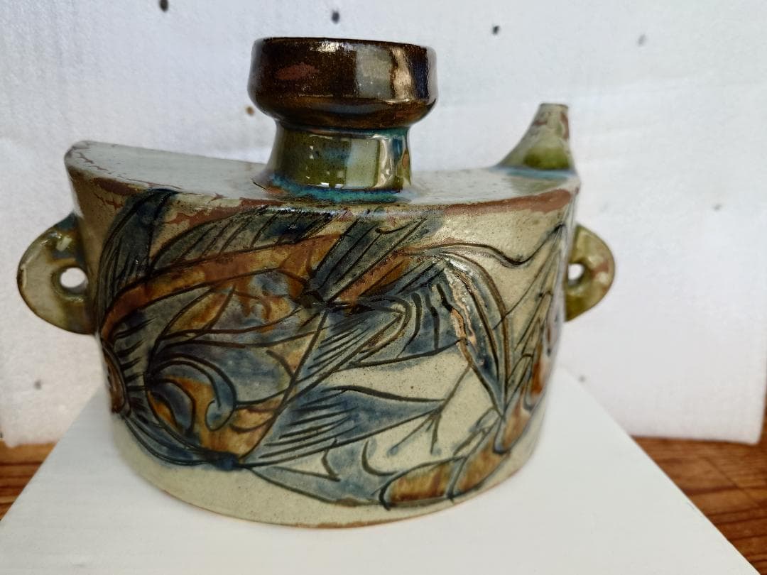 人間国宝　金城次郎作 魚模様 抱瓶