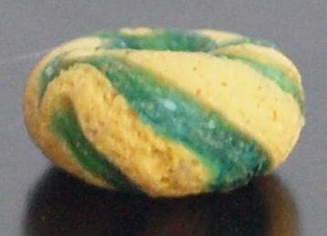 クリアな青緑に鮮やか黄で、回転する輪状モチーフを描くモザイク平玉　前後～6C頃の